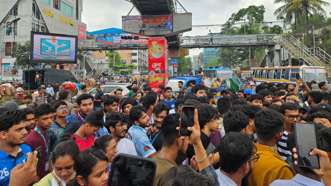 তিন দাবি আদায়ে সায়েন্স ল্যাবে এইচএসসি পরীক্ষার্থীরা
