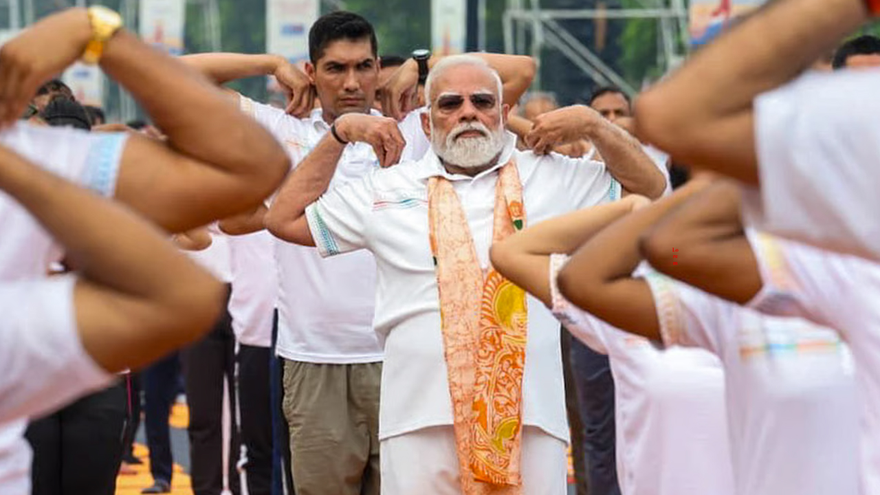 প্রথমবারের মতো কলকাতায় যোগ দিবসে মোদি, করলেন যোগব্যায়াম