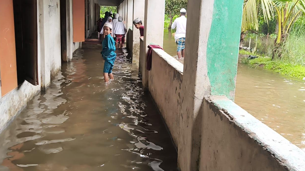 শ্রেণিকক্ষে হাঁটু পানি, এতিমখানায় বিছানাপত্র নষ্ট