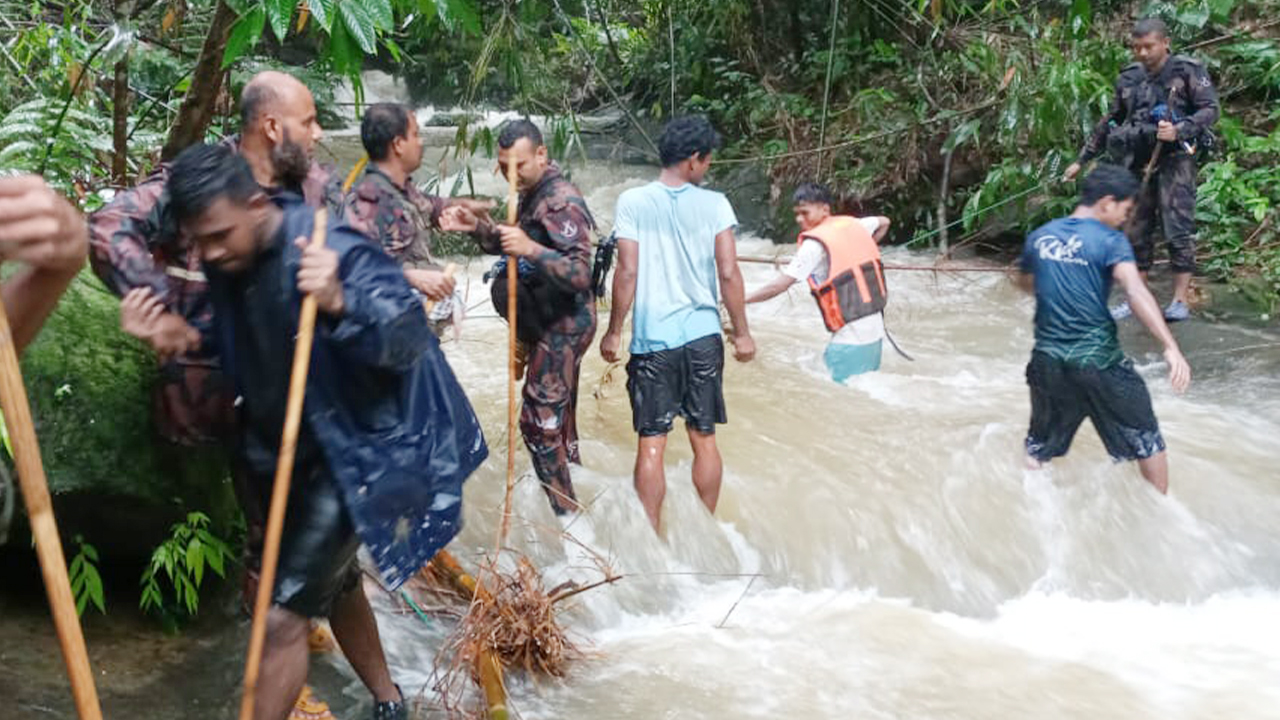 দুর্গম থুইসাপাড়ায় আটকে পড়া ৪ পর্যটককে উদ্ধার করল বিজিবি