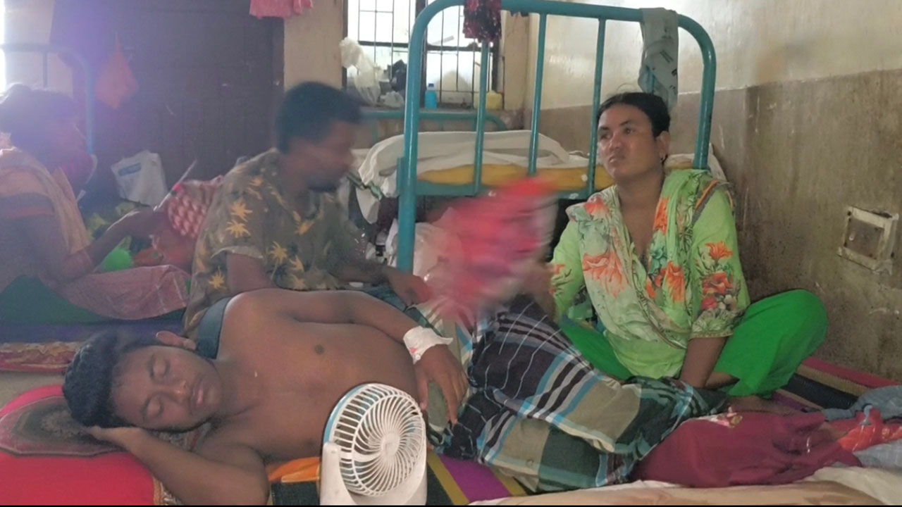 বিদ্যুৎ না থাকায় জামালপুর জেনারেল হাসপাতালে রোগীদের অবস্থা সবচেয়ে বেশি ভয়াবহ। ছবি : এশিয়া পোস্ট