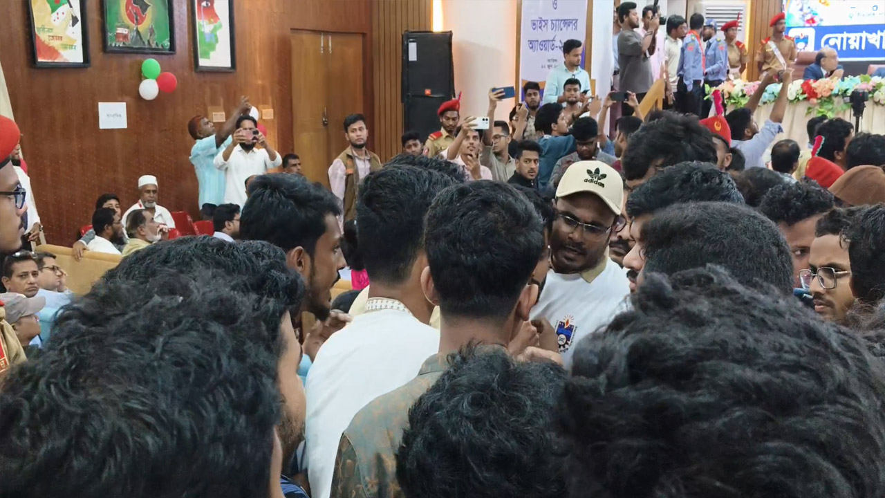 শিক্ষামন্ত্রীর সামনেই বৈষম্যবিরোধী শিক্ষার্থী ও ছাত্রদলের নেতাকর্মীদের হাতাহাতি