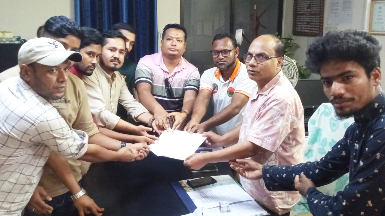 কুমিল্লায় বিদ্যুৎ নিয়ে ভোগান্তি, ব্যবস্থা নেওয়ার দাবিতে এনসিপির স্মারকলিপি