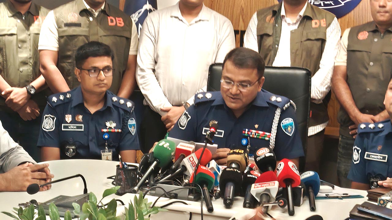 সংবাদ সম্মেলনে কুমিল্লা জেলা পুলিশ সুপার মো. আনিসুজ্জামান। ছবি : এশিয়া পোস্ট