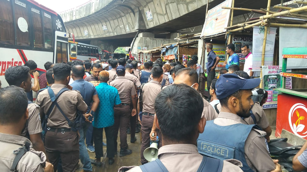 সায়েদাবাদ বাস টার্মিনালে উচ্ছেদ অভিযান, অবৈধ ১৬ দোকান অপসারণ