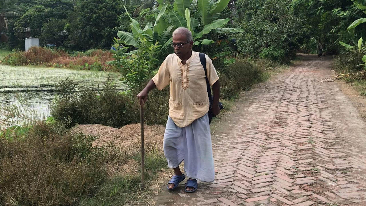 গোপালগঞ্জের সুনীল গাঙ্গুলী নিজেই যেন এক চলমান পাঠাগার