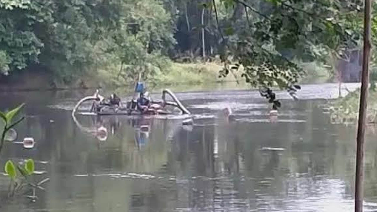 ডাকাতিয়া নদী থেকে ড্রেজারে মাটি উত্তোলনের অভিযোগ