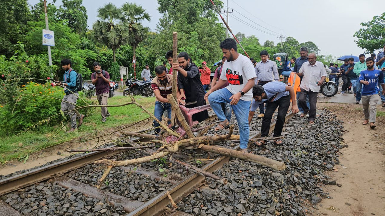 রাবি শিক্ষার্থীদের রেলপথ অবরোধ ৮ ঘণ্টা পর প্রত্যাহার