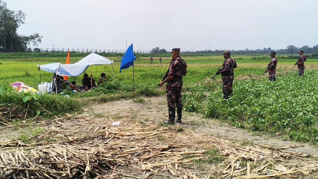 কুড়িগ্রামের রৌমারী উপজেলার গইটাপাড়া সীমান্তে গত রোববার ৯ জনকে পুশইনের চেষ্টা করে বিএসএফ। তারা এখনো শূন্যরেকায় খোলা আকাশের নিচে আটকে আছেন। ছবি: এশিয়া পোস্ট