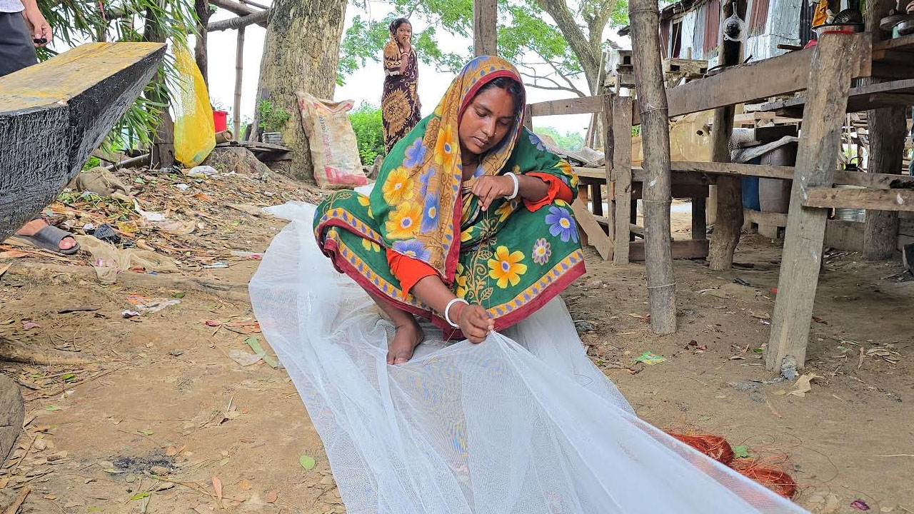 বাড়তি আয়ের জন্য জাল সেলাইয়ের কাজ করছেন গৃহবধূ। ছবি: এশিয়া পোস্ট