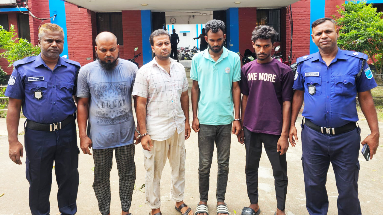 চিত্রনায়িকা মুনের বাসায় চুরি, মালামালসহ চারজন গ্রেপ্তার