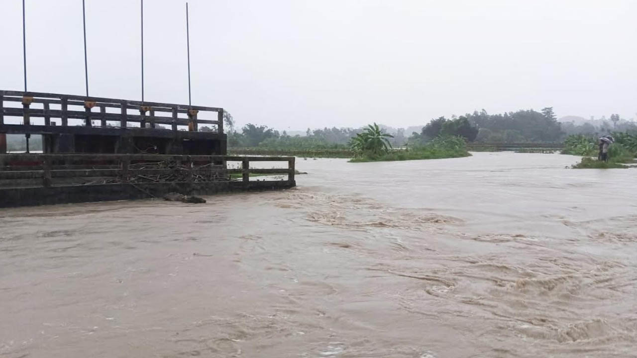 কক্সবাজারের দুই উপজেলার লক্ষাধিক মানুষ পানিবন্দি
