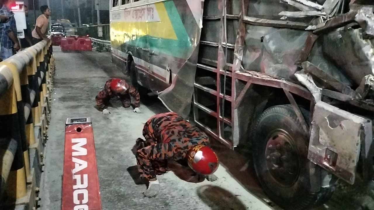 বাসের নিচে চাপা পড়া মরদেহ উদ্ধারে ফায়ার সার্ভিস। ছবি : এশিয়া পোস্ট