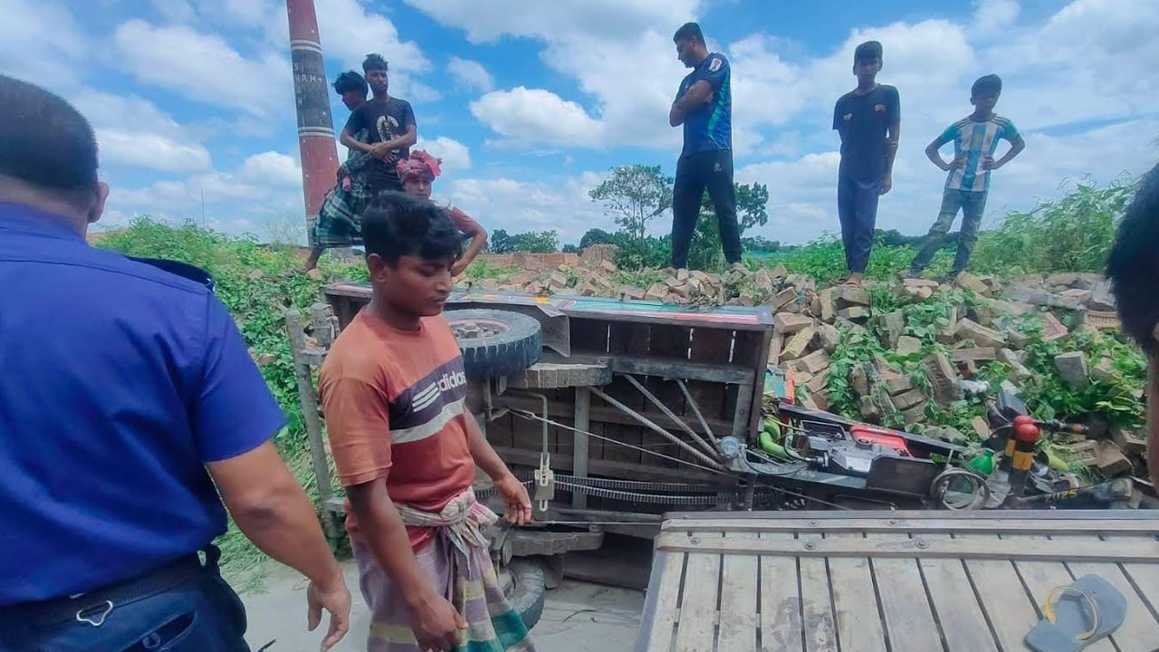 চুয়াডাঙ্গায় আলমসাধুর ধাক্কায় প্রাণ গেল ভ্যানচালকের মৃত্যু