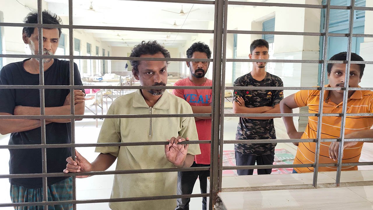 সুস্থ হয়েও ফেরা হলো না ঘরে, স্বজনদের অবহেলায় হাসপাতালেই কাটছে জীবন