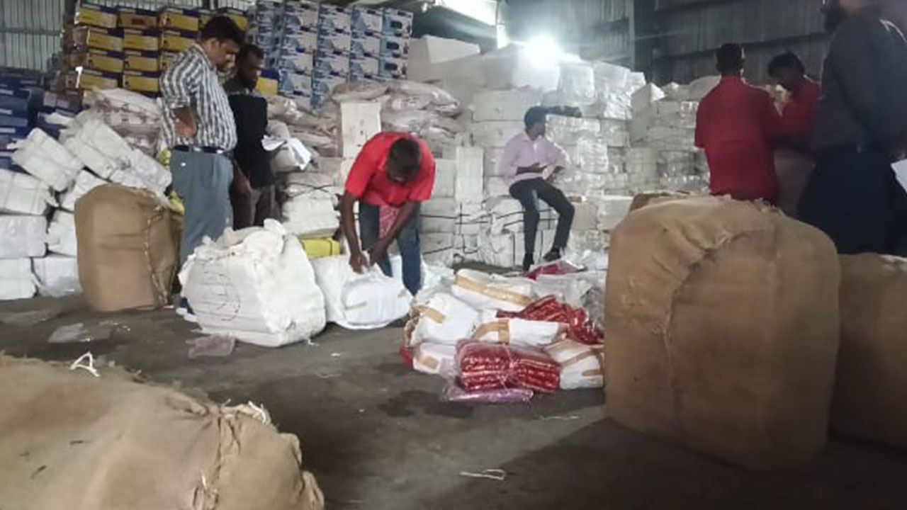 বেনাপোল বন্দরে নিখোঁজ ১৯ প্যাকেজ ভারতীয় পণ্য উদ্ধার