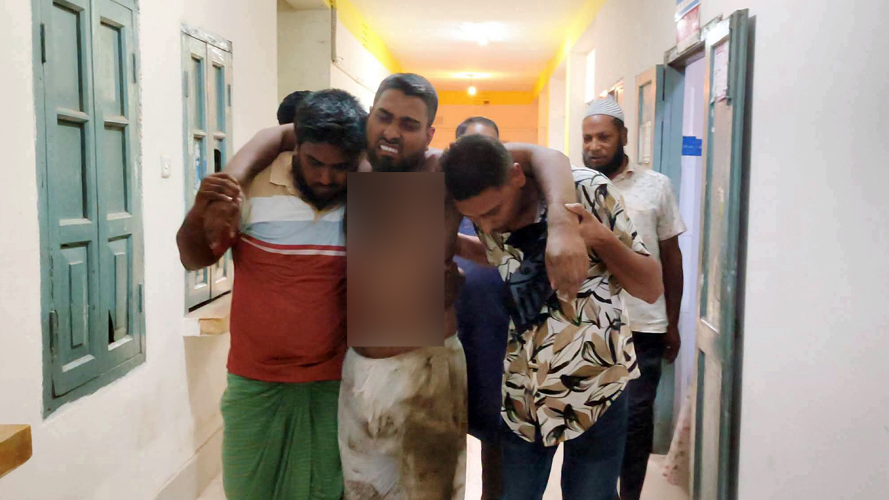 শেরপুরে মাথায় কালো ব্যাগ পরিয়ে জামায়াত নেতাকে মারধর