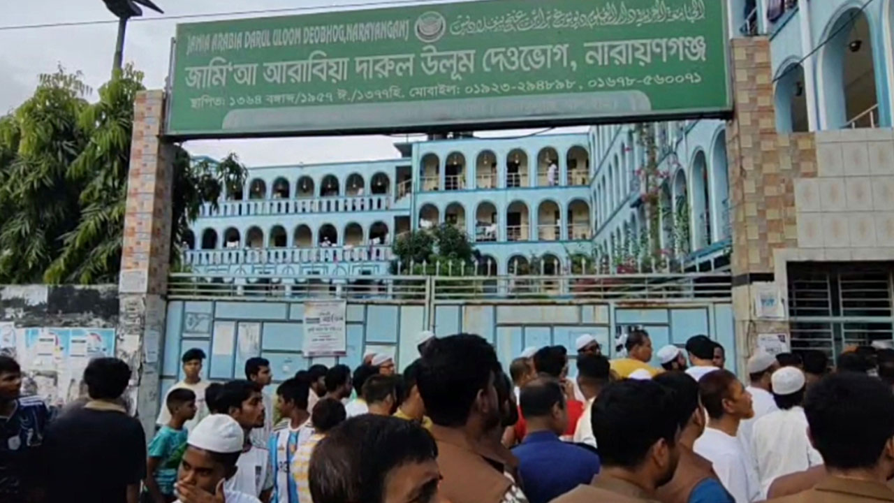 চাকরিচ্যুত হেফাজত নেতা মুফতি হারুন, মাদ্রাসায় উত্তেজনা