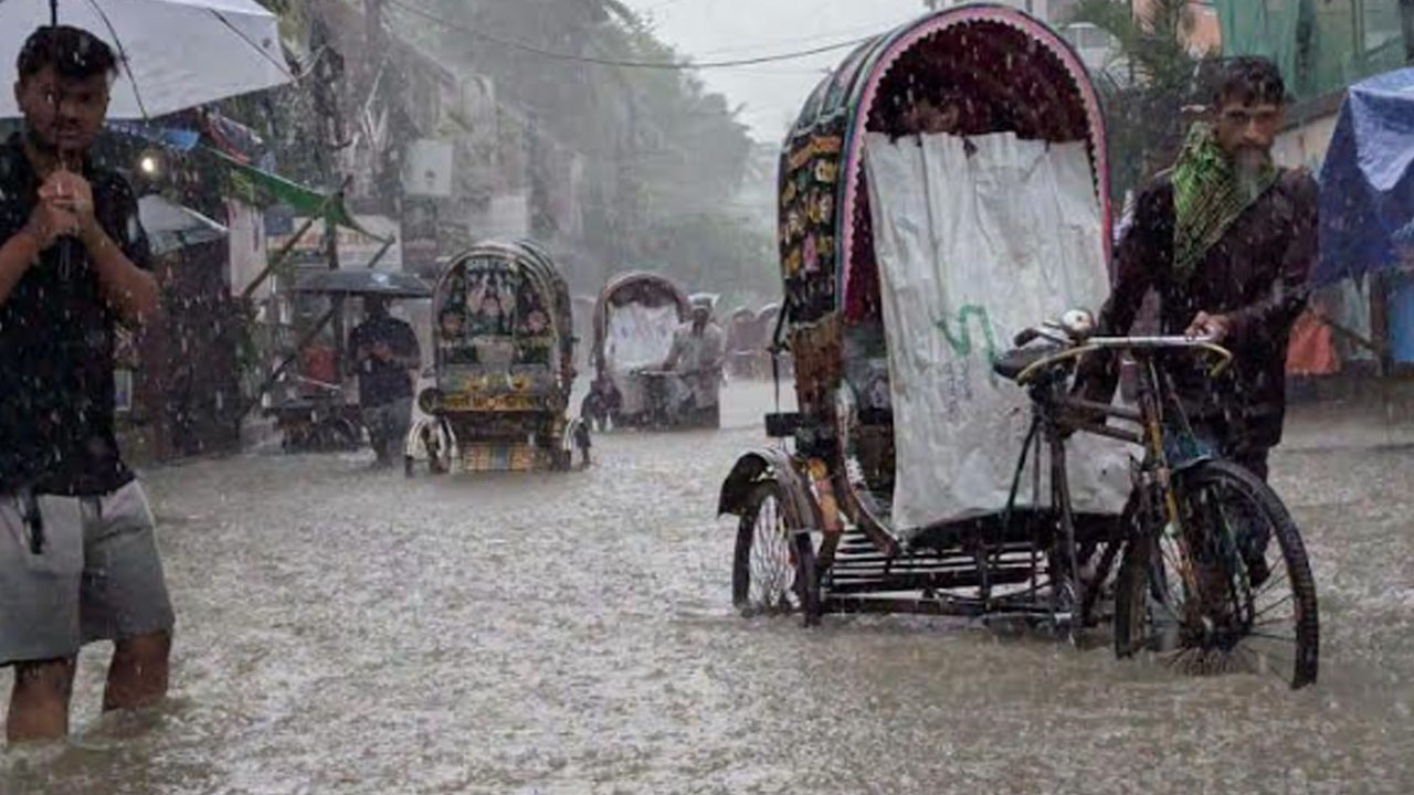 পানিতে ভাসছে চট্টগ্রাম নগরী
