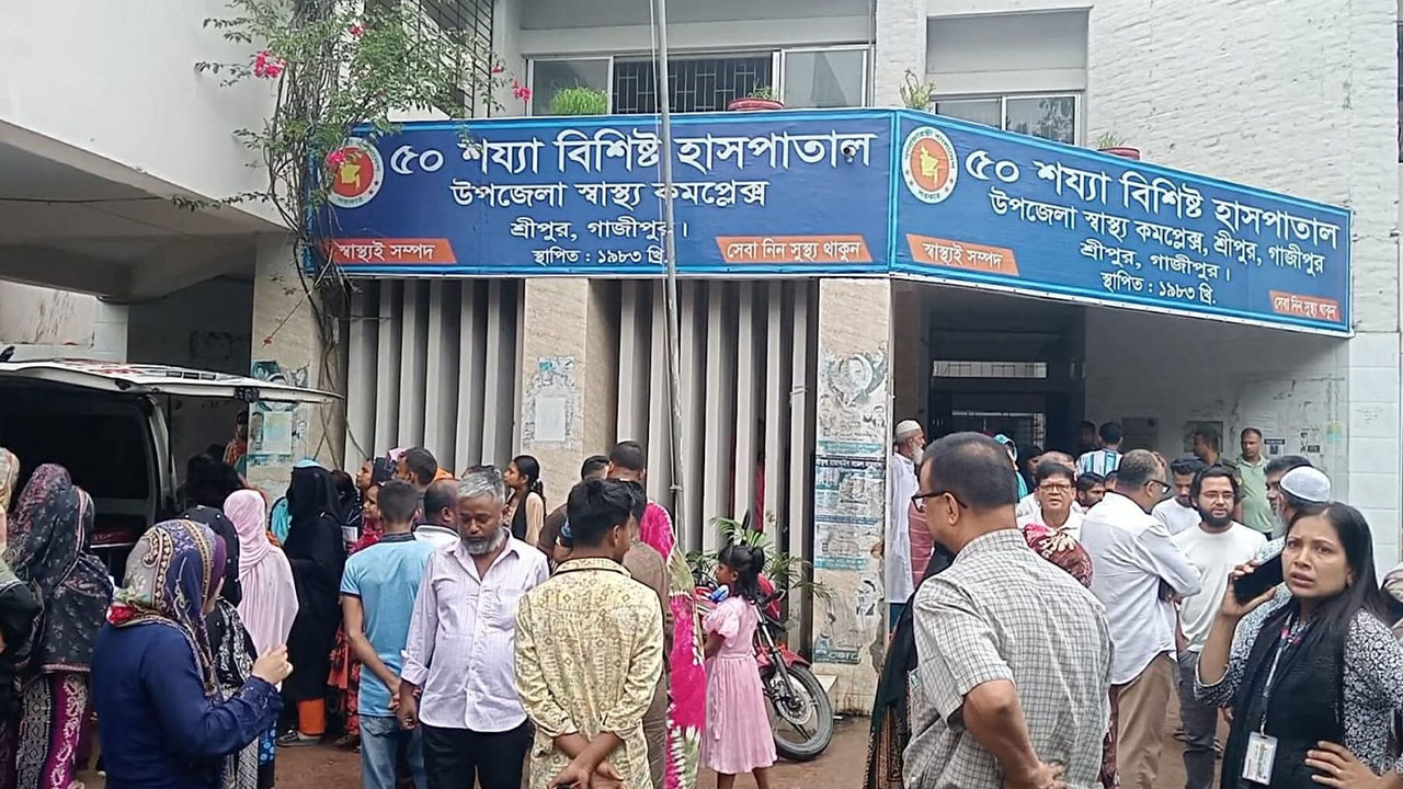 গাজীপুরে পিকআপচাপায় শিশুসন্তানসহ দম্পতি নিহত