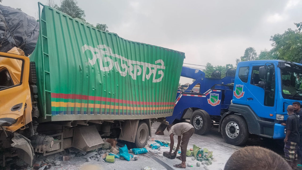 বগুড়ায় ট্রাকের ধাক্কায় কুরিয়ার সার্ভিসের গাড়িচালক নিহত