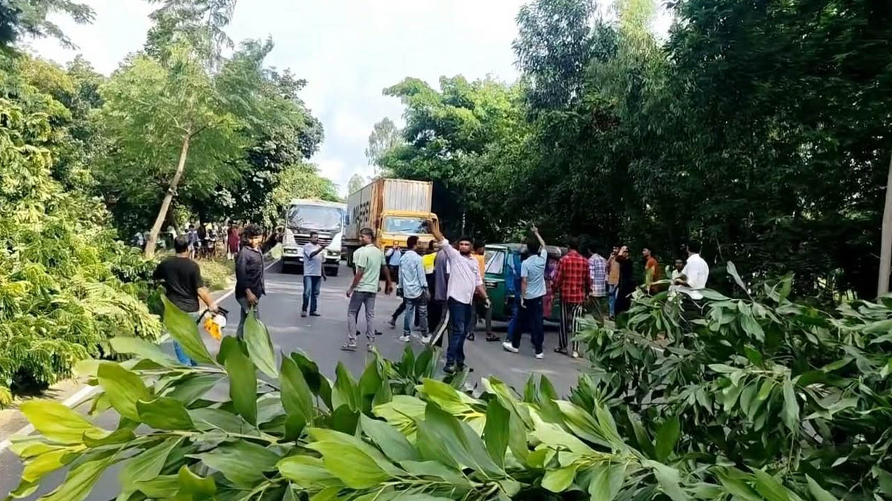 আসলাম চৌধুরীর প্রার্থিতা বাতিলের খবরে মহাসড়ক অবরোধ