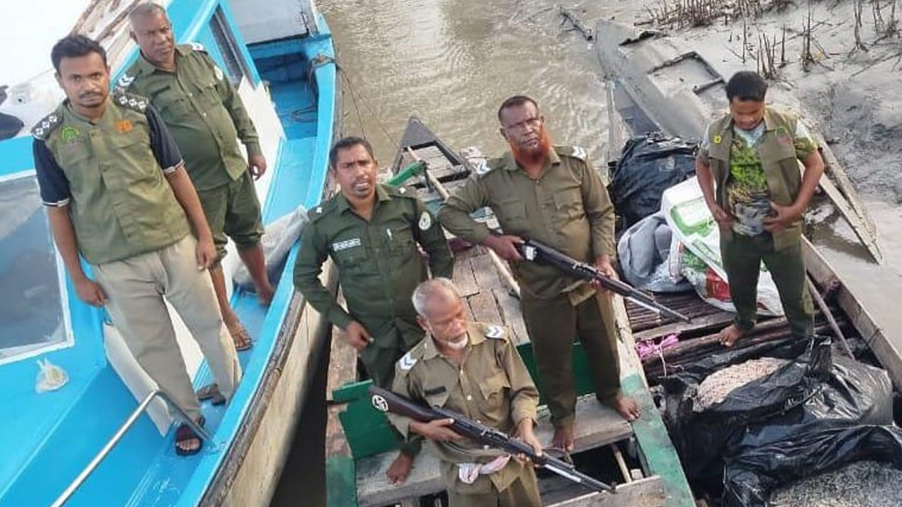নিষেধাজ্ঞা অমান্য করে সুন্দরবনে প্রবেশ, ২৪ নৌকা জব্দ