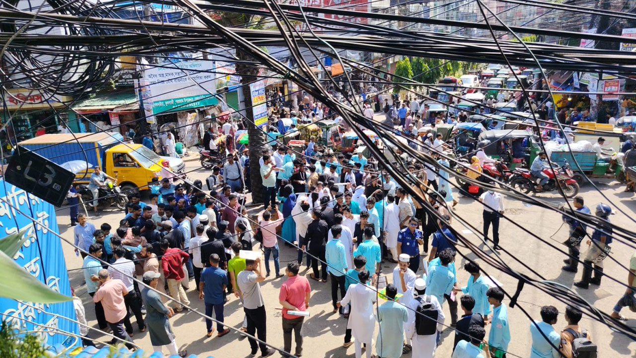 ফেনীতে এইচএসসি পরীক্ষার্থীদের সড়ক অবরোধ