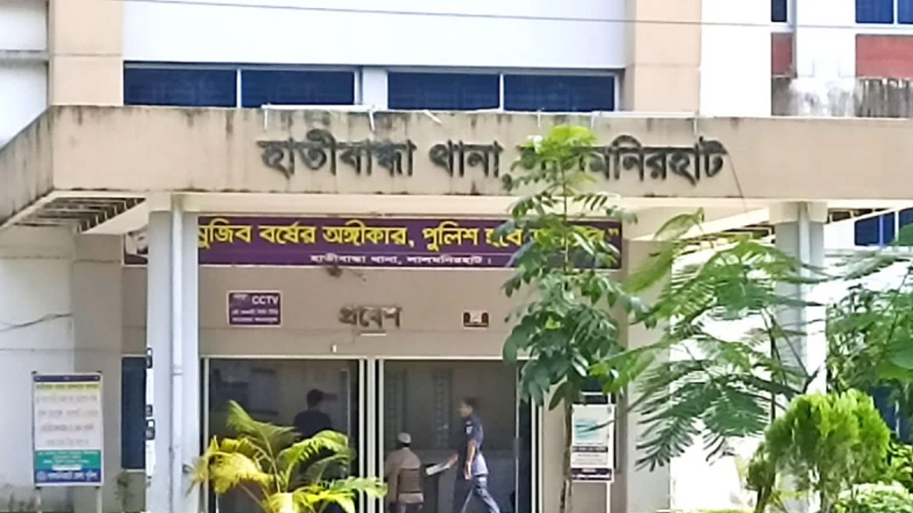 আসামির দায়ের কোপে দুই পুলিশ কর্মকর্তা আহত