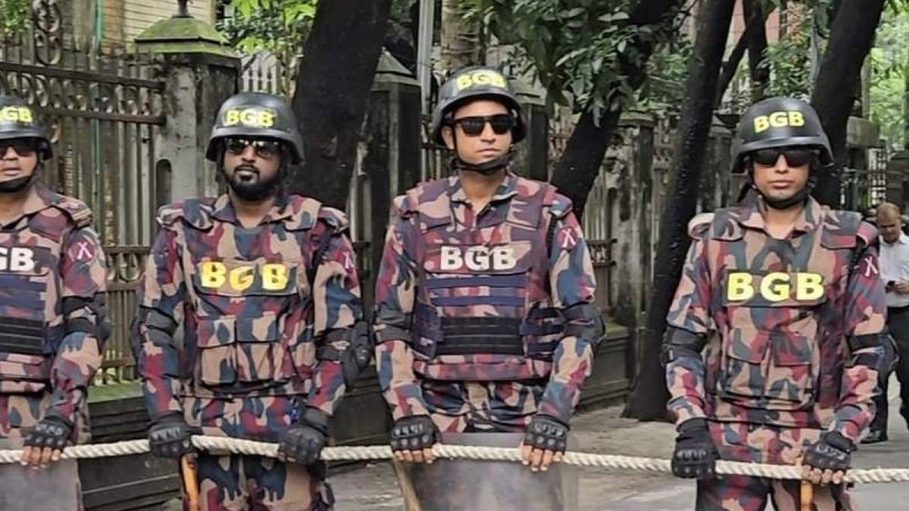 টিএসসিতে শিক্ষার্থীদের অবস্থান, ঢাবিতে বিজিবি মোতায়েন