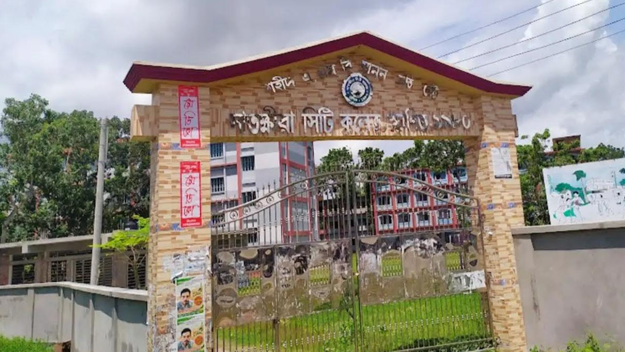 ভুল প্রশ্নপত্র বিতরণ করায় কেন্দ্র সচিব প্রত্যাহার