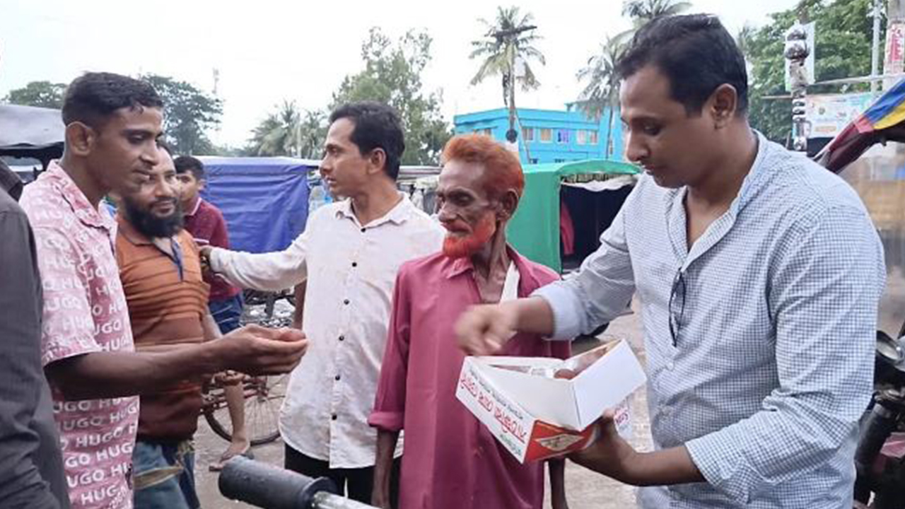 জামায়াত থেকে এমপি নজরুল বহিষ্কার, শ্যামনগরে মিষ্টি বিতরণ