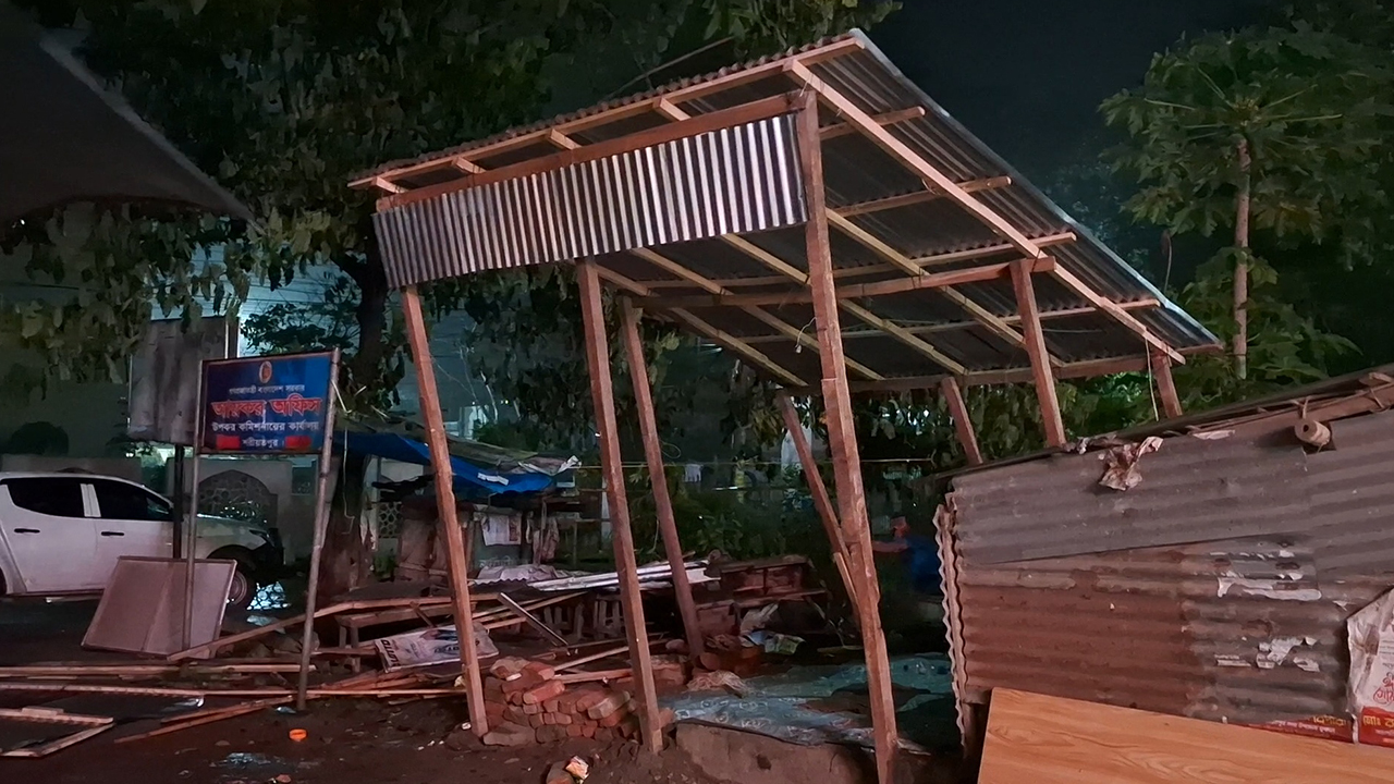 সরকারি জমিতে যুবদল নেতার স্থাপনা গুঁড়িয়ে দিল প্রশাসন