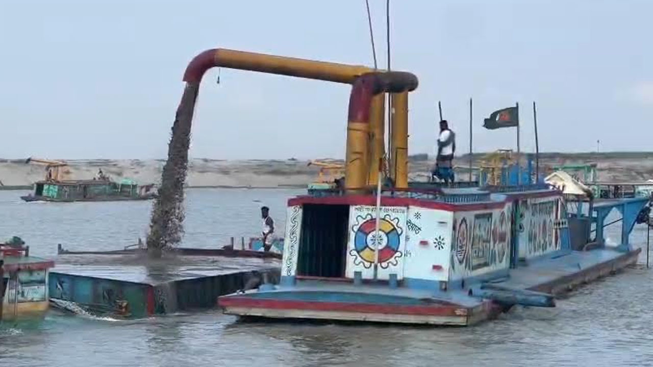 শতাধিক ড্রেজারে বালু উত্তোলন, ঝুঁকিতে ১৪১৭ কোটি টাকার বাঁধ