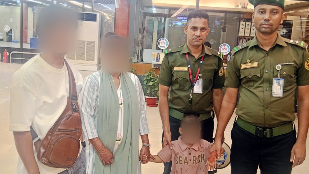 বিমানবন্দরে হারানো ৩ বছরের শিশু উদ্ধার, মায়ের কোলে ফিরিয়ে দিল আনসার
