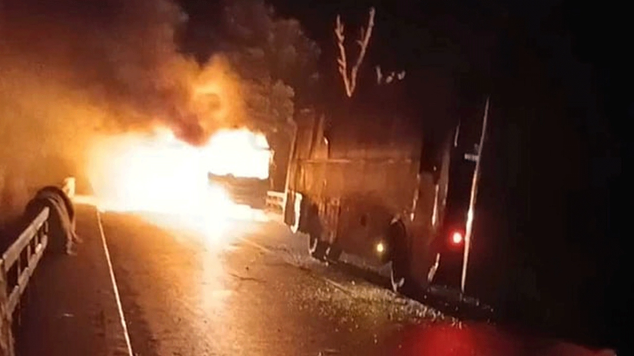 ভাঙ্গায় তিন গাড়িতে আগুন দিল বিক্ষুব্ধ জনতা