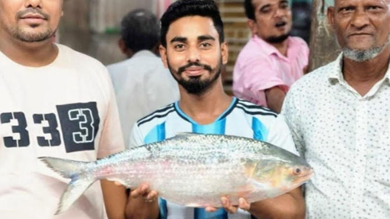 এক ইলিশের দাম ২৩ হাজার টাকা