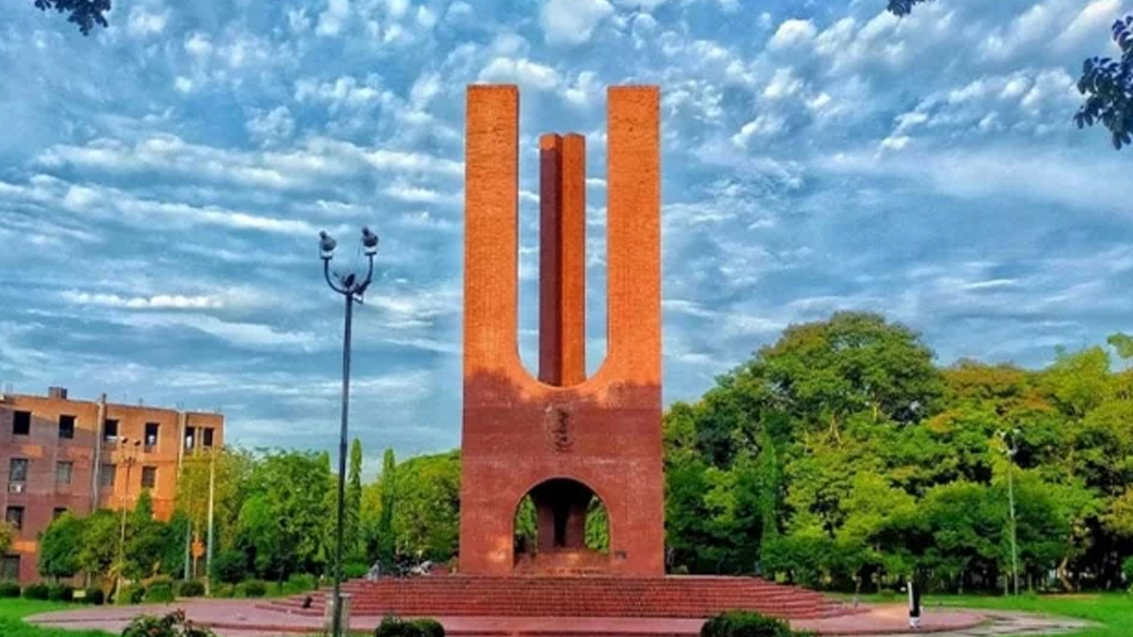 র্যাগিংয়ের অভিযোগে জাবির ১২ শিক্ষার্থীকে সাময়িক বহিষ্কার