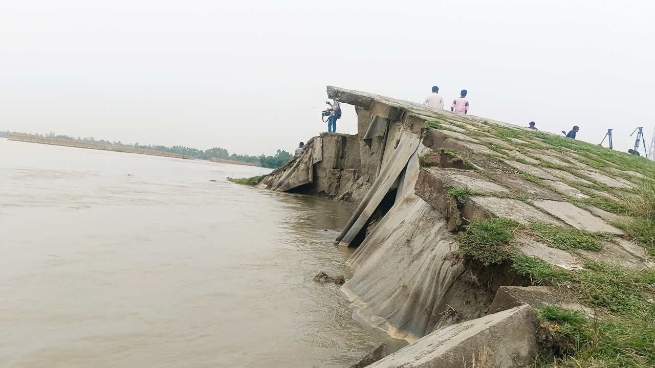 তিস্তার পেটে যাচ্ছে সেতু রক্ষা বাঁধ, ঠেকাতে বরাদ্দ নেই এলজিইডির