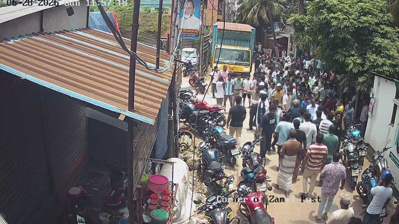 কারখানার ঝুট দখলে মোটরসাইকেল মহড়া, আতঙ্ক 
