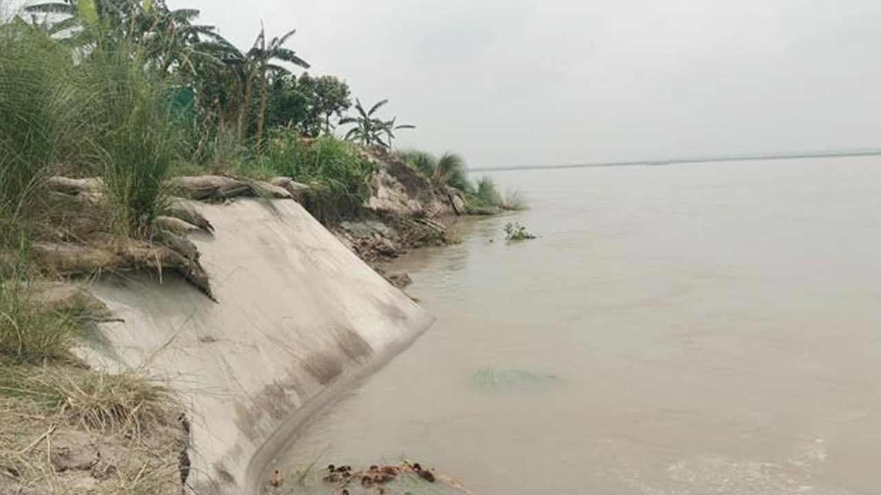 নদীগর্ভে বিলীন হচ্ছে বসতভিটা। ছবি: এশিয়া পোস্ট