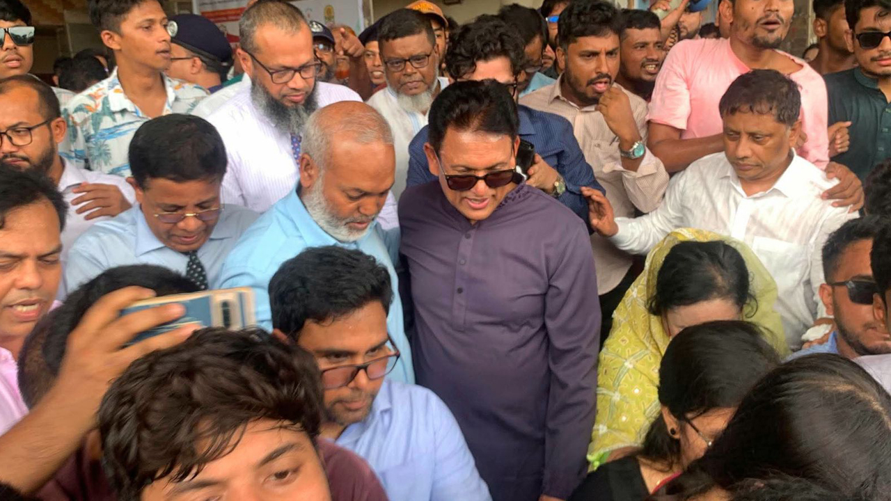 ববিতে ১৬ বছরেও হয়নি আবাসিক হল, পাকা সড়ক: মন্ত্রীকে উপাচার্য