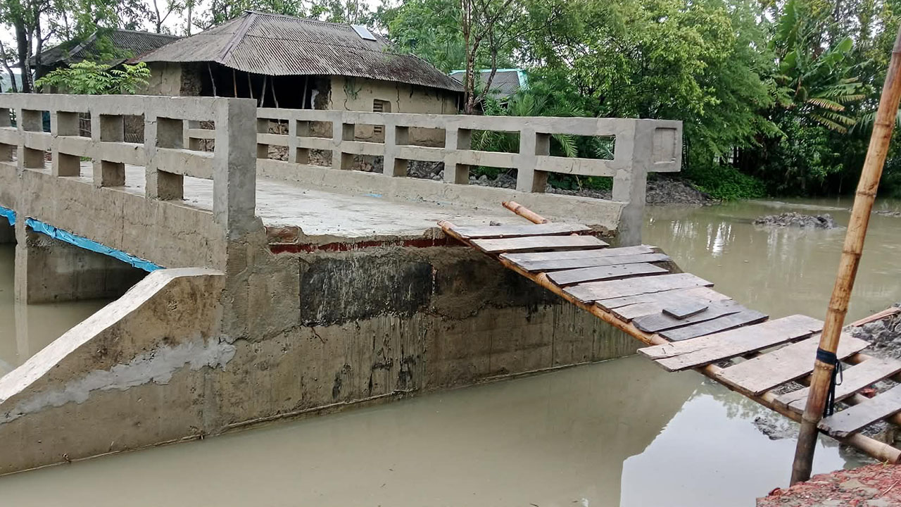 ৩৩ লাখ টাকার সেতুতে নেই সংযোগ সড়ক, ভোগান্তিতে পাঁচ গ্রামের মানুষ