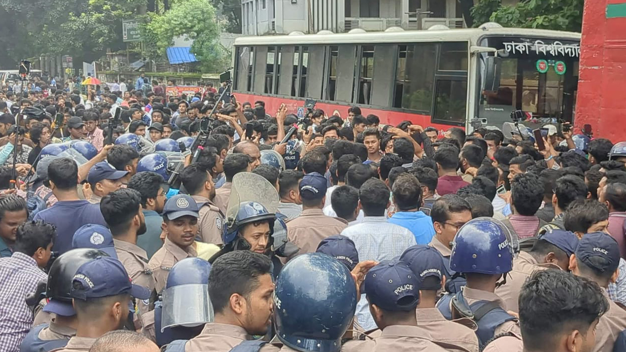 শিক্ষামন্ত্রীর পদত্যাগের দাবিতে শিক্ষা ভবনে অবস্থান নিলেন শিক্ষার্থীরা