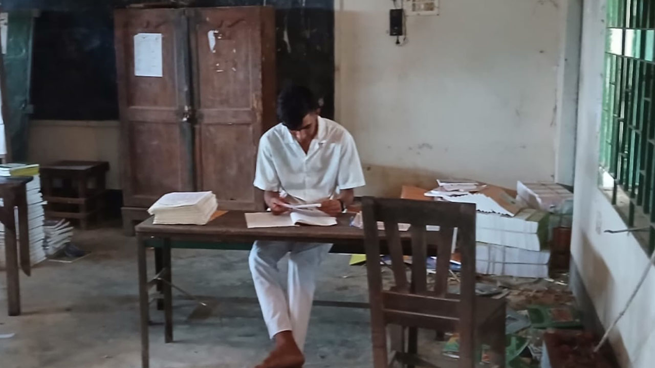 ছাত্রকে দিয়ে এসএসসির উত্তরপত্র মূল্যায়নের ভিডিও ভাইরাল
