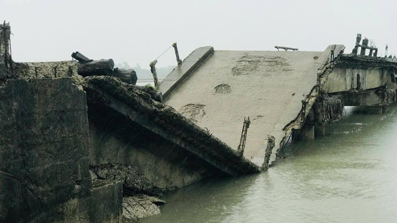 কুতুবদিয়ায় পানির প্রবল স্রোতে ভেঙে পড়েছে সংযোগ সেতু। ছবি : এশিয়া পোস্ট