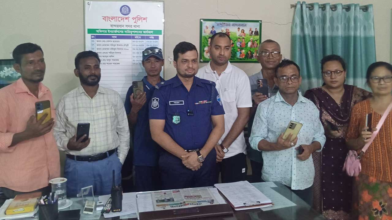 হারানো মোবাইল উদ্ধার করে মালিকদের ফিরিয়ে দিল বান্দরবান পুলিশ