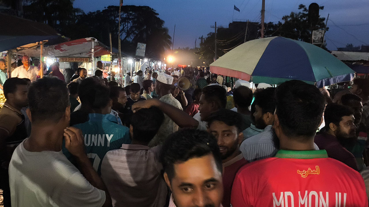 সড়কে অবস্থান নিয়েছেন আন্দোলনকারীরা। ছবি: এশিয়া পোস্ট