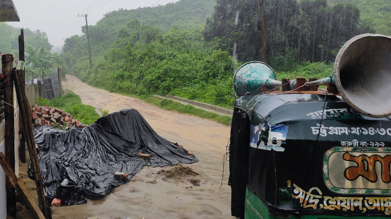চট্টগ্রামে পাহাড়ধসের শঙ্কায় ঝুঁকিপূর্ণ বাসিন্দাদের সরাতে মাঠে প্রশাসন
