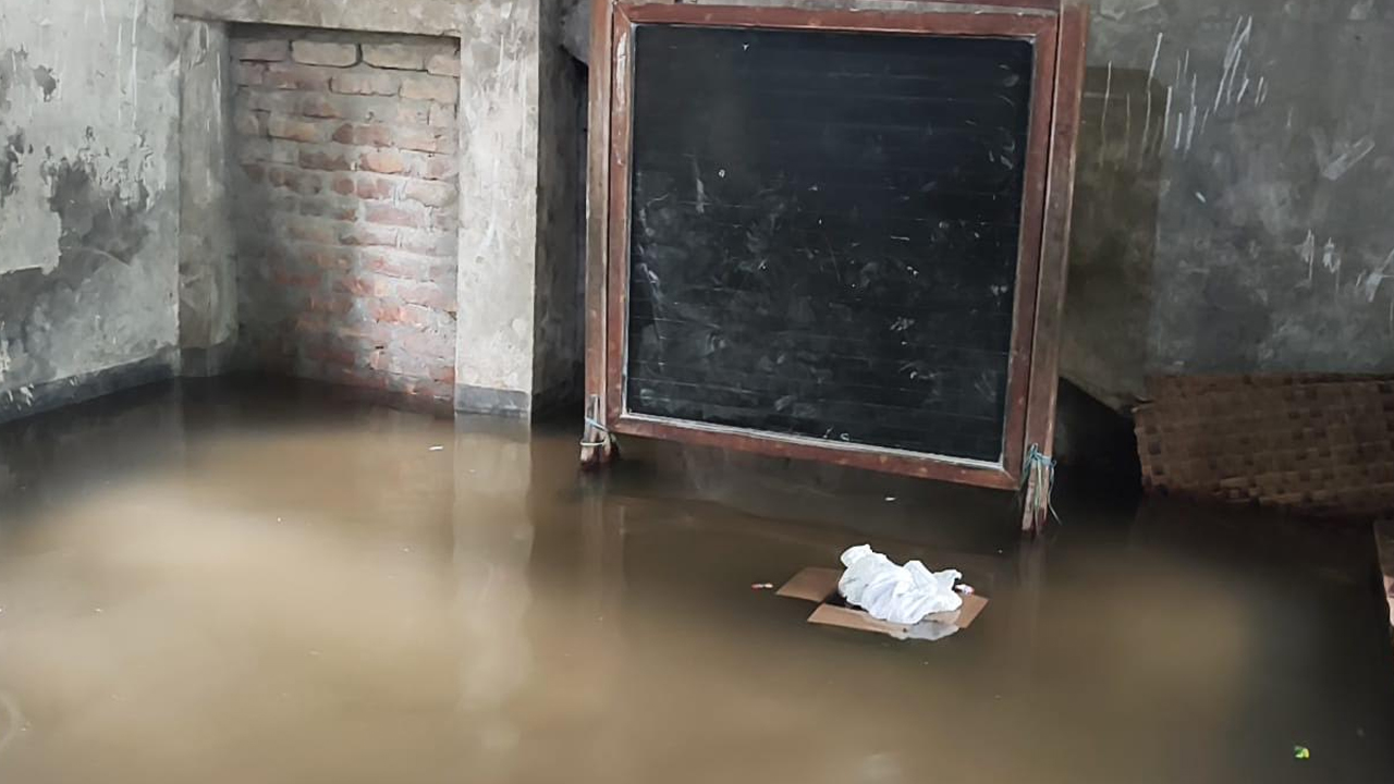 শ্রেণিকক্ষে হাঁটু পানি। ছবি: এশিয়া পোস্ট